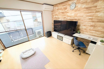 【居間・リビング】 | 吹田市尺谷中古戸建 | こちらの物件近くの教育施設や、スーパー・公園など、物件周辺の住環境を併せてご案内させて頂きます。ぜひ、現地での暮らしをイメージなさって下さい！