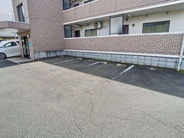 ピエスアグレアーブルの駐車場