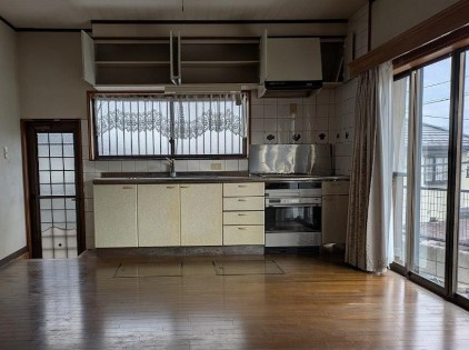 【高台立地】高知市万々　中古一戸建てのキッチン|家族の会話が弾む、作業スペースの広いシステムキッチン