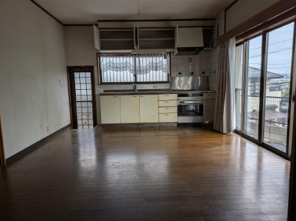 【高台立地】高知市万々　中古一戸建ての居間・リビング|南向きの窓から光が注ぐ、開放的な大空間