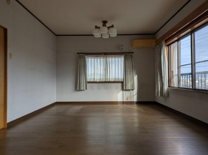 【高台立地】高知市万々　中古一戸建ての洋室|2面採光で風通し良好。家具配置のしやすいシンプルな空間