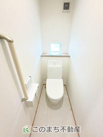 ハートフルタウン宇都宮市簗瀬町2542番のトイレ|小窓から換気ができて清潔なトイレスペース☆
