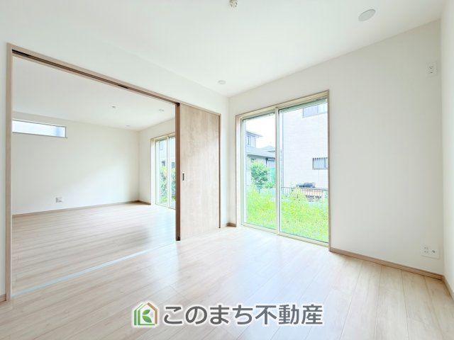 ハートフルタウン宇都宮市簗瀬町2542番の洋室|日差しが差し込む、洋室リビングのすぐ隣にございます。お子様のお昼寝に最適です。
