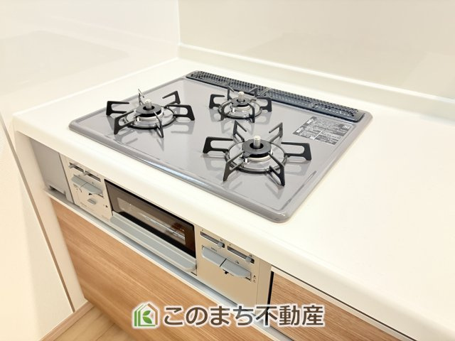 ハートフルタウン宇都宮市簗瀬町2542番のキッチン|三ツ口コンロ採用で、同時調理もスムーズ◎！お料理を並べられるカウンター付きで、配膳・片付けをサポート！リビングで過ごすご家族とコミュニケーションを楽しみながら作業可能です♪