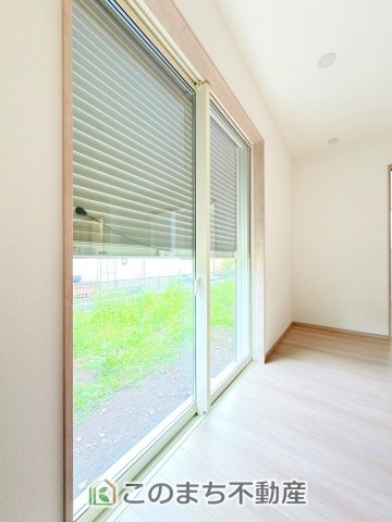 ハートフルタウン宇都宮市簗瀬町2542番の設備|防犯性と断熱性に優れたシャッター雨戸を備えており、台風時や長期不在時にも安心。室内からそのまま外へ出られる便利な動線も魅力です。
