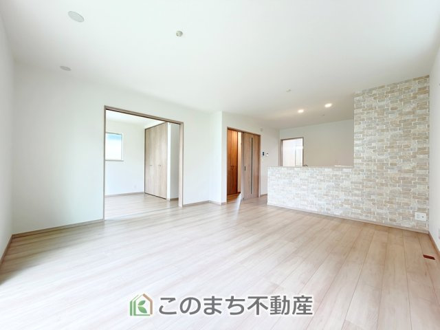 ハートフルタウン宇都宮市簗瀬町2542番の居間・リビング|開放感のある広々としたリビング☆家族みんなでゆったりくつろげます♪
南側から暖かな日差しが差し込みます♪キッチンからリビングの様子がよく見渡せます☆