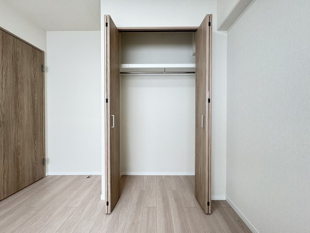 グリーンパーク東砂の洋室|7.4畳の主寝室には大型のクローゼット付きです♪