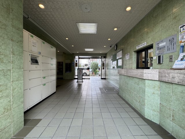 グリーンパーク東砂のエントランス|清掃の行き届いたエントランスです♪
長谷工コミュニティによる安心の管理体制で日曜日以外は管理人がおります♪