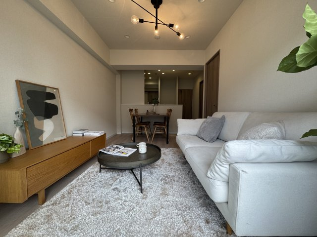 グリーンパーク東砂の居間・リビング|12.6畳のリビングダイニングキッチンです♪
カウンターキッチンを採用した開放感溢れる空間です