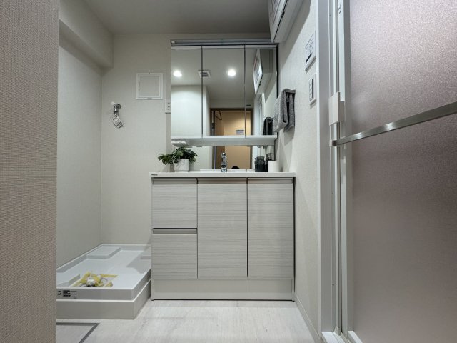 グリーンパーク東砂の独立洗面台|白を基調とした清潔感溢れる洗面化粧台です♪