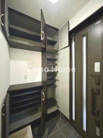 葛飾区水元2丁目中古住宅の玄関|【玄関】玄関には大型のシューズクローゼットを設置しておりますのでいつでもスッキリりとした空間を保てます。玄関周りを清潔に使うのはとても大事なことですよね。