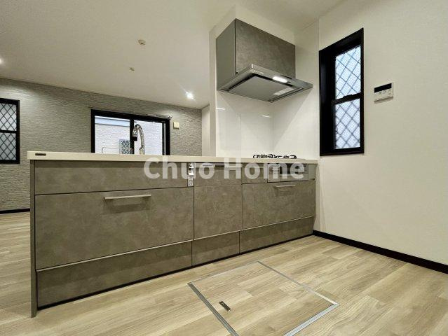 葛飾区水元2丁目中古住宅のキッチン|ワイドで収納豊富なシステムキッチン