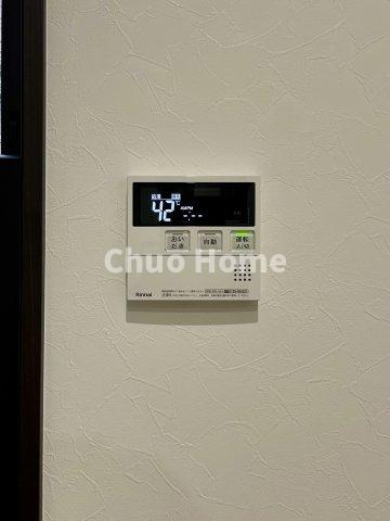 葛飾区水元2丁目中古住宅の発電・温水設備|【給湯リモコン】外での一日を忘れさせてくれるオートバス機能でお好みの湯量・温度に調整された浴槽。