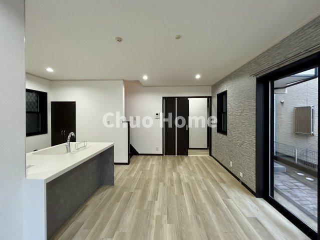 葛飾区水元2丁目中古住宅のキッチン|視界に広がりを生むオープンなキッチン。料理や片付けをしながら、家族との会話を楽しんだり、リビングで遊ぶ子どもを見守れます。ご見学時には家具の配置などもイメージしながらぜひご覧になって見て下さい。