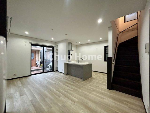 葛飾区水元2丁目中古住宅の居間・リビング|【リビングダイニング】一日の中で多くの時間を過すことになるリビングダイニングだからこそ、いつも穏やかな空間であることが必然。爽やかな通風と採光を存分に感じる事が出来る空間です。