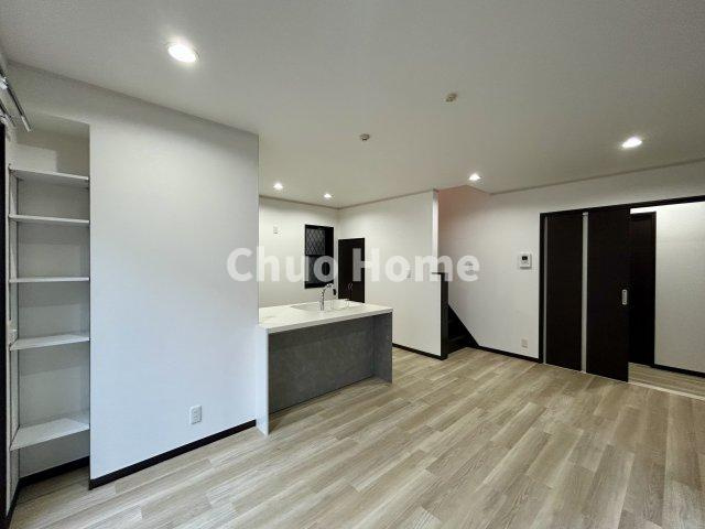 葛飾区水元2丁目中古住宅のダイニング|【ダイニング】忙しい朝でも、しっかり家族が揃って食事をして頂けるゆとりある大きさのダイニングスペース。奥様が作る手料理をカウンター越しに受けとって頂き、テーブルで囲む素敵な時間を存分に愉しんで下さい。