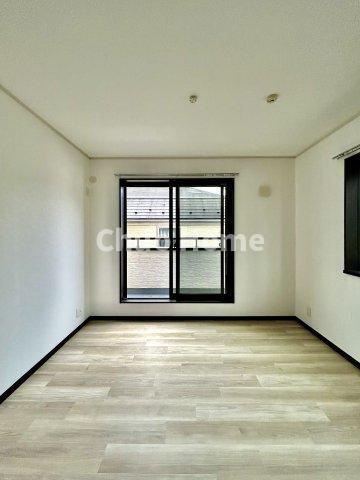 葛飾区水元2丁目中古住宅の寝室|【寝室】心と体をゆったりと安らげる主寝室。寝室のゆとりが大きい分だけ、暮らしの安らぎは深まります。一日の疲れを癒すだけでなく、ご夫婦の親密な語らいを紡ぎ出します