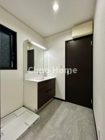 葛飾区水元2丁目中古住宅のランドリースペース|【ランドリースペース】担当者がスケールを持ち歩いておりますので、ご見学時には現在お使いの洗濯機などがきちんと収まるかなどもチェックして下さい。見学前に測っておくと非常に便利だと思います。