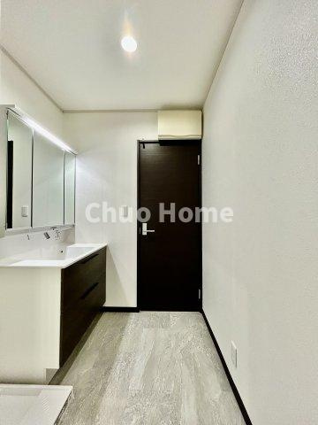 葛飾区水元2丁目中古住宅の脱衣所|【洗面所】明るい洗面所は朝をすっきりさせてくれる空間です。バタバタしている忙しい朝でも収納が多い洗面台では短い時間で効率良く支度ができます。