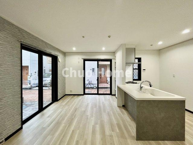 葛飾区水元2丁目中古住宅の居間・リビング|【居間・リビング】「ＬＤＫは家族団らんをデザイン」広いＬＤＫでは家族が集まり一緒の時間を過ごせる工夫がされております。何気ない一日の当たり前のひとコマがいつか一生の宝物になります