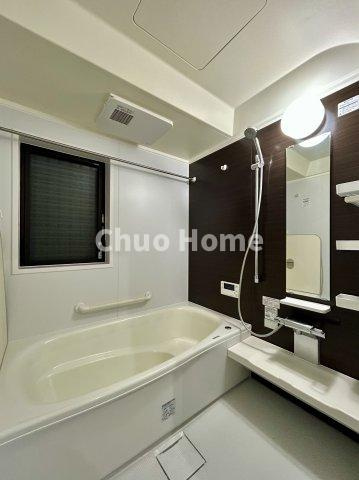 葛飾区水元2丁目中古住宅の浴室|【バスルーム】暖房換気乾燥機付きシステムバスルーム。暖房・冷風・換気・乾燥など、毎日を快適に過ごせるうれしい機能が揃っています。雨の日の洗濯物も安心です。