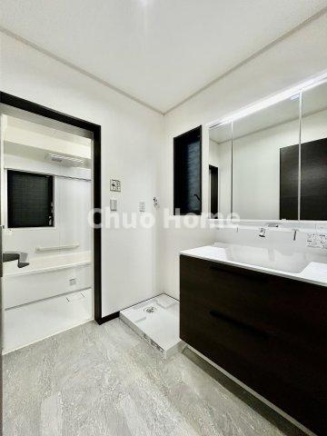 葛飾区水元2丁目中古住宅の独立洗面台|【洗面化粧台】洗面化粧台には三面鏡を採用。身だしなみを整えやすい事はもちろんですが、鏡の後ろに収納スペースを設ける事により、散らかりやすい洗面スペースをすっきりさせる事が出来るのも嬉しいですね