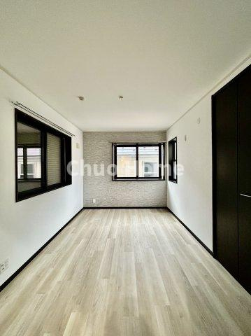 葛飾区水元2丁目中古住宅の洋室|【洋室】快適に過ごす条件は、一人ひとり違います。だからこそ飾り過ぎないシンプルな内装と偏り過ぎないデザインで統一しております。居住していく中でオーナー様だけの【マイホーム】に創り上げて下さい