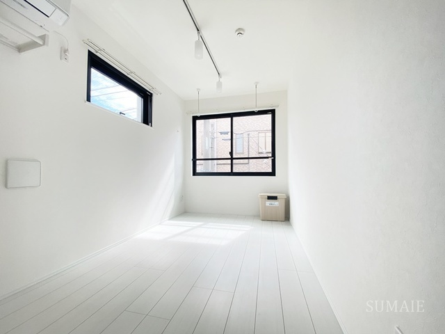 Y’ｓ Court Akabaneの居間・リビング|2面採光のお部屋です☆