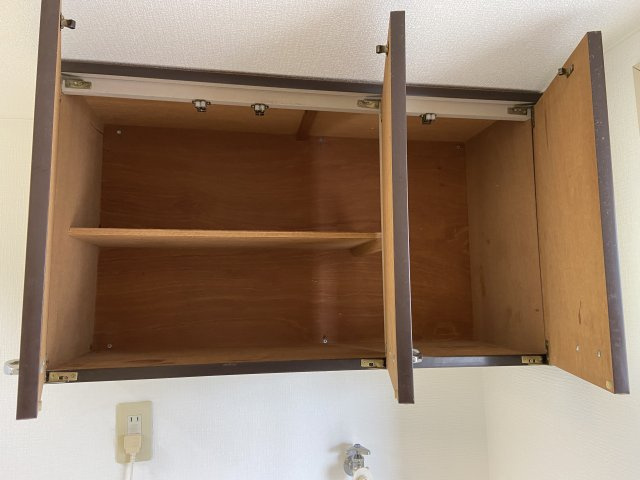 トピア仁井田の収納|洗濯機置場上収納※実際の色や建具は異なります。