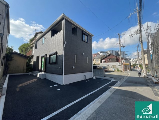 加古川市加古川町本町　第1期　新築一戸建ての前面道路含む現地写真|周辺は閑静な住宅街！前面道路広々で車の出し入れも便利です。駐車が苦手な方でも安心して車庫入れできます！