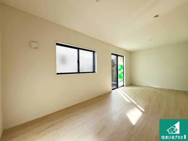 加古川市加古川町本町　第1期　新築一戸建ての居間・リビング|明るいリビングで朝の目覚めもスッキリできそう！対面キッチンでご家族のコミュニケーションも自然と増える設計！小さなお子様が遊ぶスペースを作っても広々とくつろげるLDK！