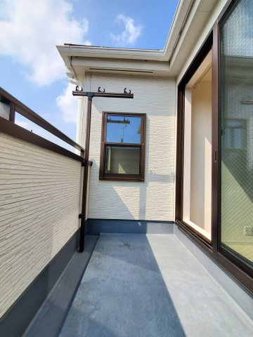 三郷市　彦倉1丁目　中古戸建のバルコニー|暖かな日差しのふりそそぐバルコニー