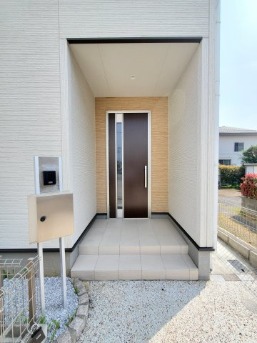 三郷市　彦倉1丁目　中古戸建の玄関|玄関です