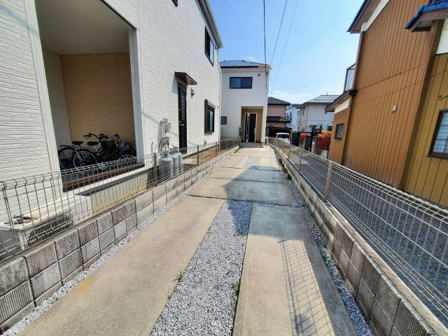 三郷市　彦倉1丁目　中古戸建の駐車場|車をお持ちの方に嬉しい駐車場付きの物件です