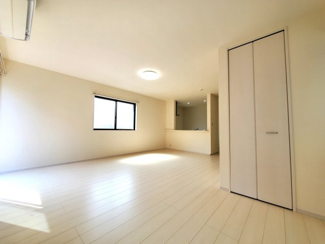 三郷市　彦倉1丁目　中古戸建の居間・リビング|こちらのリビングで趣味の時間をお楽しみください