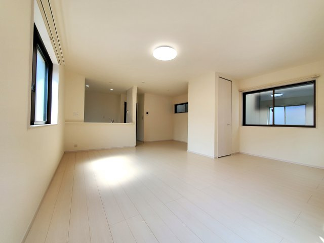 三郷市　彦倉1丁目　中古戸建の居間・リビング|広々としたリビングは友人が集まっても楽しめる広さです