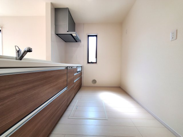 三郷市　彦倉1丁目　中古戸建のキッチン|キッチンスペースも広く、ご夫婦二人でキッチンに立っても問題ありませんよ