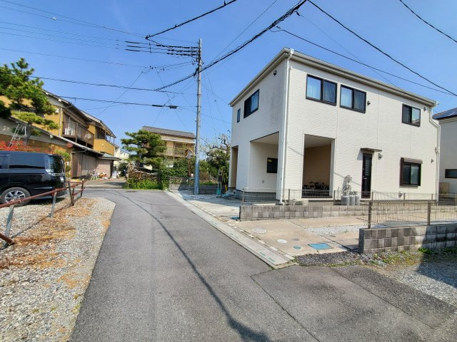 三郷市　彦倉1丁目　中古戸建の前面道路含む現地写真|前面道路含む現地写真です