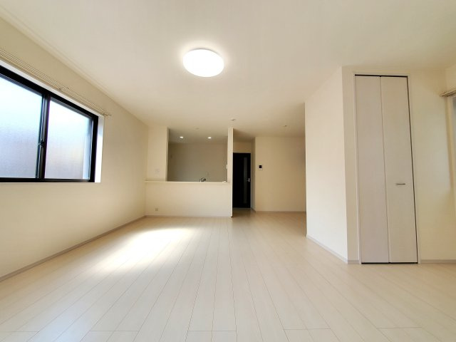 三郷市　彦倉1丁目　中古戸建の居間・リビング|柔らかな色合いのフローリングと清潔感の溢れるクロスが明るい空間を創り出しているリビングダイニング