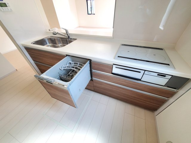 三郷市　彦倉1丁目　中古戸建のキッチン|食器洗浄機が後片付けをサポート！食事後の家族のくつろぎタイムをゆっくりもてます♪