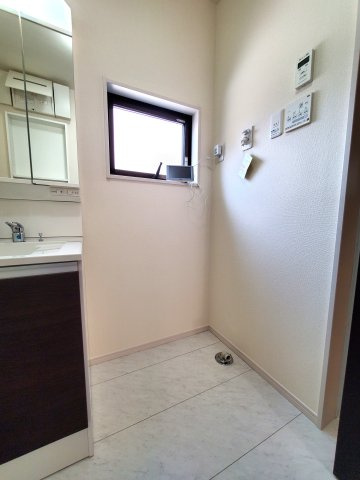 三郷市　彦倉1丁目　中古戸建の洗面所|スペースが確保できる洗面所です