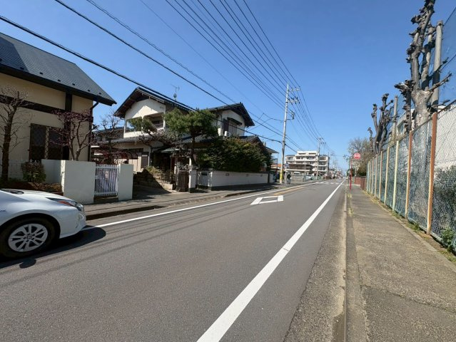 鶴ヶ島市富士見2丁目　建築条件なし売地　東武東上線『若葉駅』徒歩13分　【栄小学区】の前面道路含む現地写真