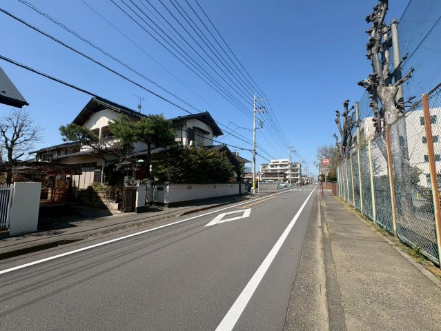 鶴ヶ島市富士見2丁目　建築条件なし売地　東武東上線『若葉駅』徒歩13分　【栄小学区】の前面道路含む現地写真