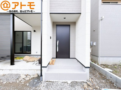 【玄関】 | 葵区新伝馬2丁目1期　新築戸建　2号棟 | 落ち着いた色合いの玄関はダブルロックで防犯性に優れた仕様になっています♪