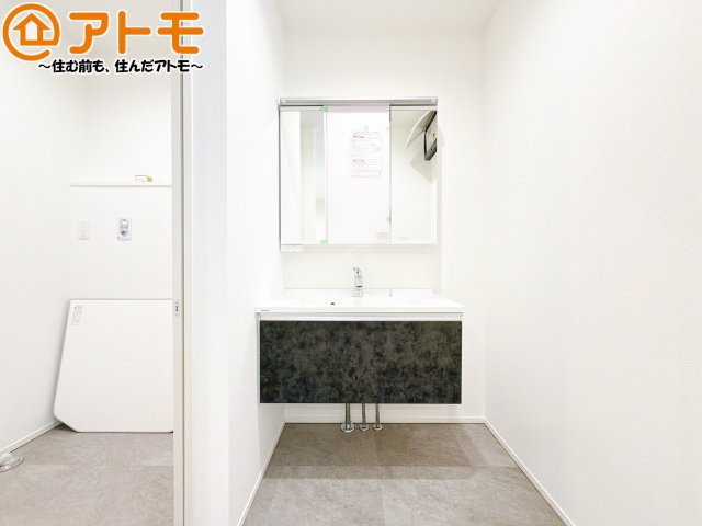 【独立洗面台】 | 葵区新伝馬2丁目1期　新築戸建　2号棟 | シャワータイプの洗面台は、洗濯物の土汚れなどの予洗いもしやすいため、お子様のいるご家庭でも大活躍！