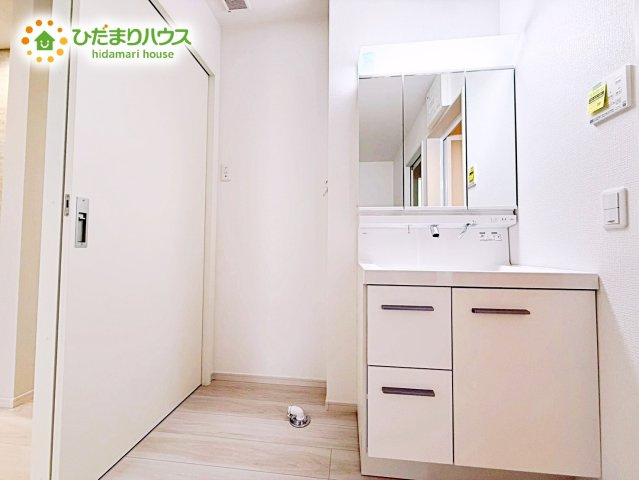 【独立洗面台】 | 水戸市元吉田町14期　新築戸建　2号棟 | 三面鏡は自分では見えにくいところまで見ることができるので、身だしなみを整える際などにはとても便利です(*^^*)