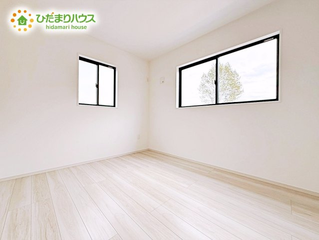 【洋室】 | 水戸市元吉田町14期　新築戸建　2号棟 | 二面採光の設計で明るい時間帯は陽が入り、リラックス出来るお部屋となっています。