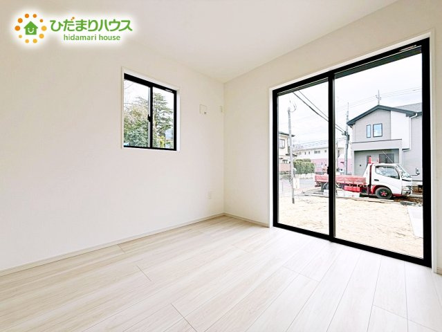 【洋室】 | 水戸市元吉田町14期　新築戸建　2号棟 | 洗練された空間にやわらかい光が差し込み、お気に入りの家具や小物が映えます。