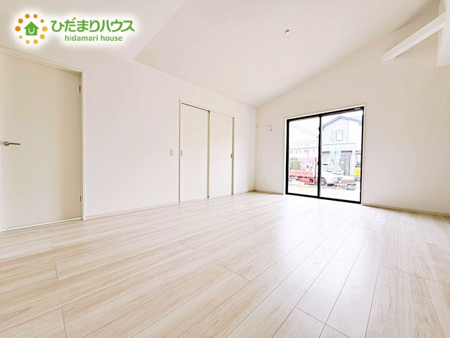 【居間・リビング】 | 水戸市元吉田町14期　新築戸建　2号棟 | 大きく開いた窓からは、明るい陽射しが射し込みます。 爽やかな風が吹き抜ける心地良いリビングには、自然と家族が集まります。