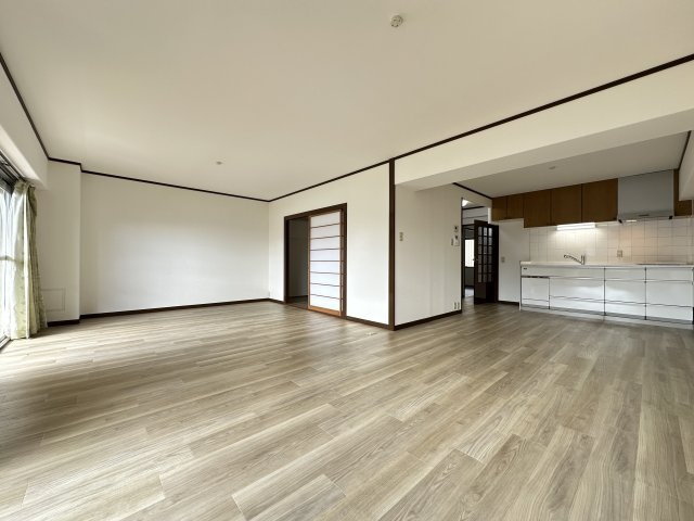 ガーデンハイツ須磨B棟の居間・リビング